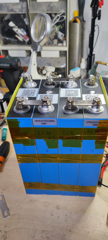 Busbars mounted. Make sure that you tighten the screws well. And be extremely careful not to make a short circuit with tools or wires.