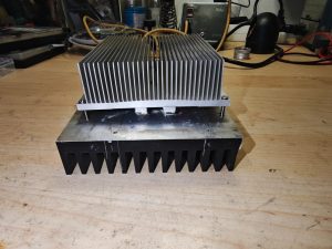 Distancers below top heatsink